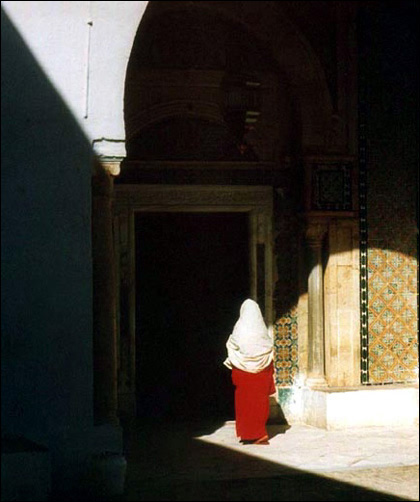 Femme en rouge  la mosque